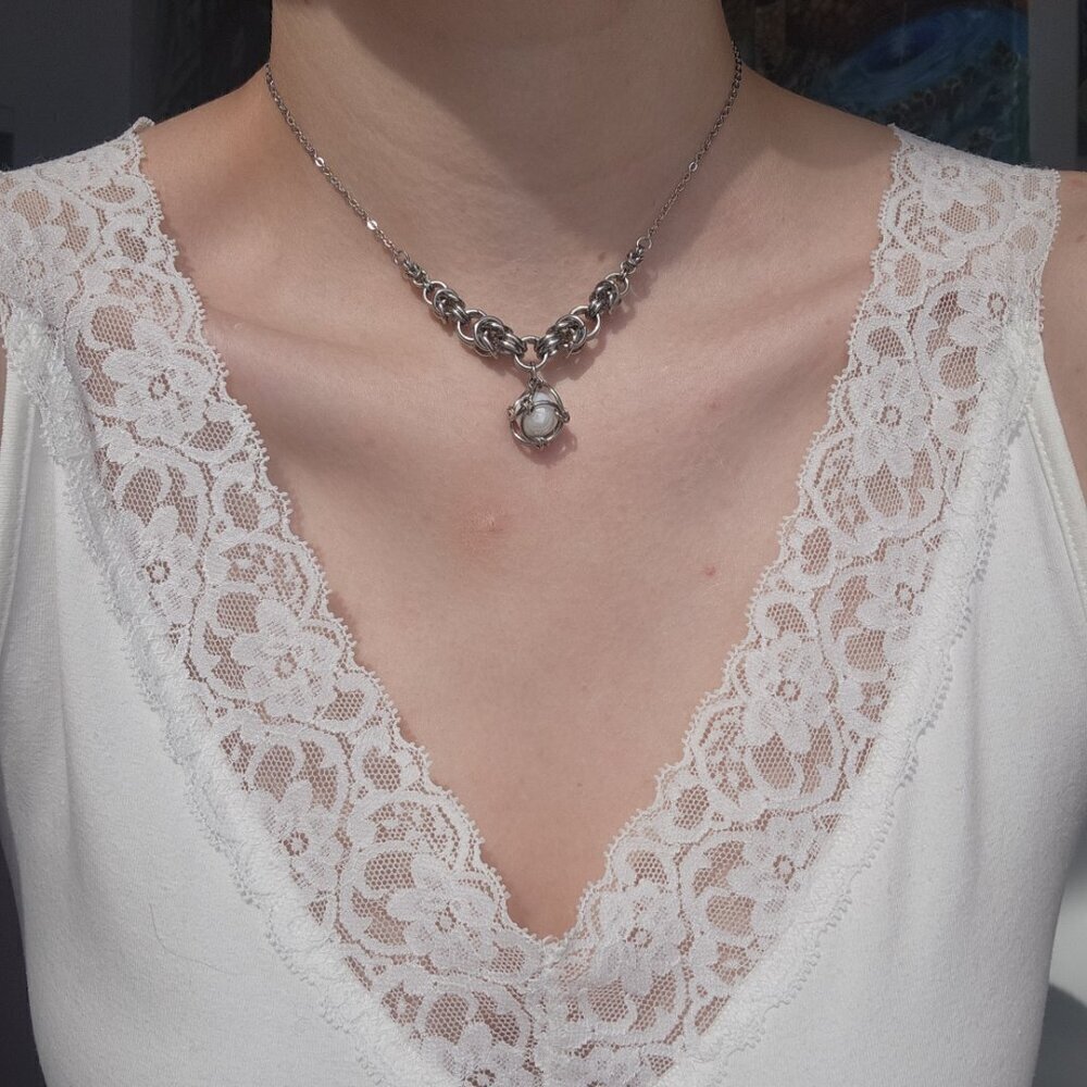 White pearl chainmaille choker necklace with a small silver chain - Picture 5 of 12